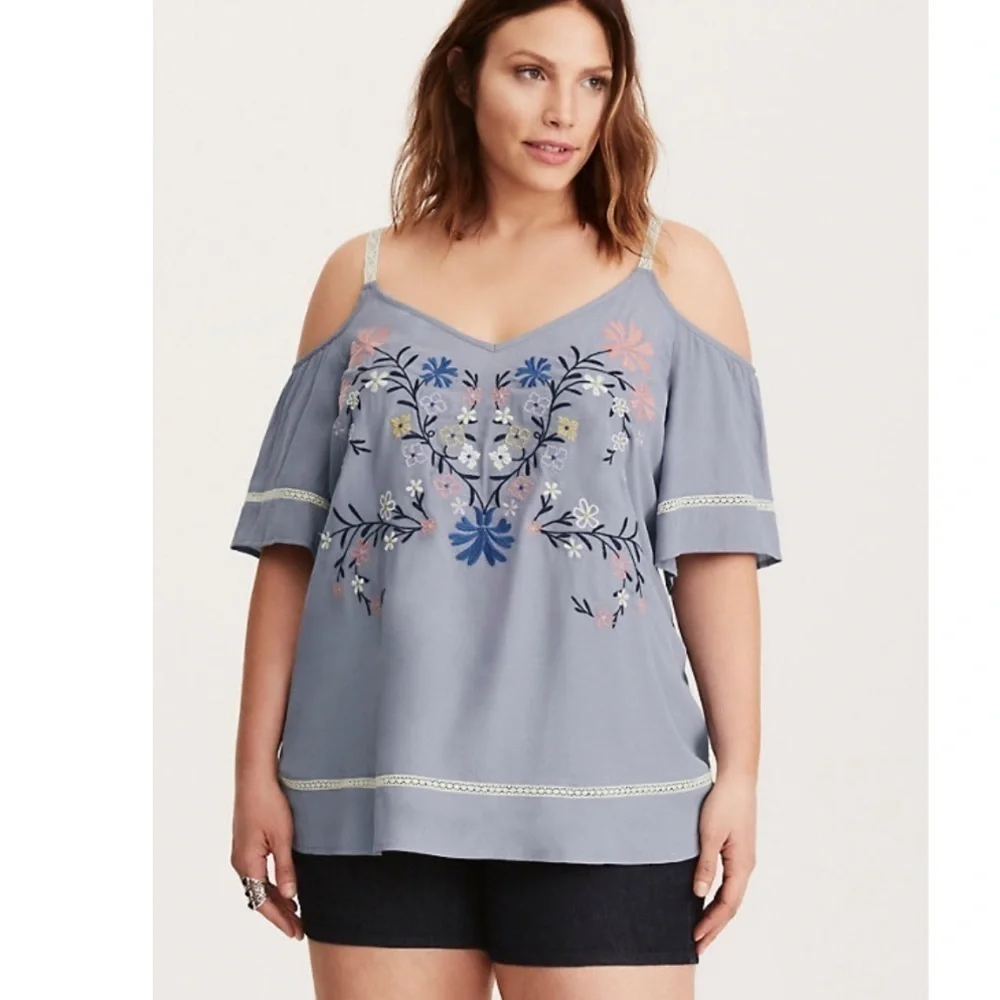 Torrid 0 EMBROIDERED LACE INSET COLD SHOULDER TOP - Picture 1 of 9